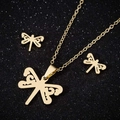 Detailansicht eines goldenen Schmetterlings-Schmucksets mit Halskette und Ohrringen in Gold - Hohler Schmetterling Stil (034) / Gold