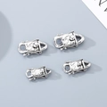 Detailansicht von vier polierten Edelstahl-Drachenkopfverschlüssen für Schmuckketten - Runder Schnappverschluss / 8mm