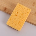 Esponja de cocina amarilla de celulosa absorbente con textura de panal sobre madera - 11*7*1cm / Beige
