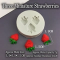 Detailansicht der Silikonform für DIY Erdbeerkuchen-Backen und Seifenherstellung - Drei Kleine Erdbeeren / Grau