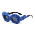 Lunettes de soleil ovales en fourrure bleu roi avec branches noires pour fête - Monture Bleue Verres Gris / Bleu