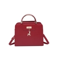 Sac à main rouge foncé à motif crocodile avec poignée dorée et pendentif cerf - Rouge