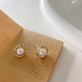 Elegantes Schmuckset mit Goldperlen-Ohrringen und Kristalleinlage auf Vintage-Buchseiten - Muschelperlen Ohrstecker / Gold