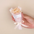 Dettaglio di un mini bouquet di fiori secchi con carta rosa e etichetta Eternal Love - Stile 13 Bouquet di Gipsofila Bianco