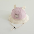 Dettaglio del cappello da sole per neonati rosa e crema con ricamo a coniglio e sottogola - 48-50cm (1-2 anni) / Coniglio Rosa