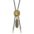 Détail du chapeau de cowboy en bronze et pendentifs plumes sur bolo tie en cuir tressé - Bronze Antique