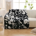 Coperta morbida in peluche con stampa mucca bianca e nera su un divano bianco elegante - 125*160cm (1100g) / Nero e Bianco