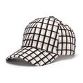 Détail d'une casquette de baseball à carreaux avec texture de tissu orange et noir - Taille Unique (56-60cm) / Blanc Cassé