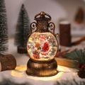 Dettaglio della lanterna vintage di Natale con globo di neve, Babbo Natale e luce a LED - Babbo Natale