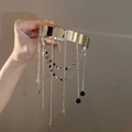 Gepolijste zilveren open armband met geplooide textuur en lange metalen franjes - Zilveren Pailletten Kwastje Stijl