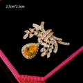 Détail de broche fleur avec zircons micro-pavés et gemme jaune en goutte, 2,7x2,5 cm - Style Branche Feuille Goutte Jaune (B884)