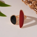 Detailopname van gouden geometrische ring met zwart en rood emaille inlegwerk decoratie - Onregelmatige Geometrische Stijl / Rood en Zwart Contrast