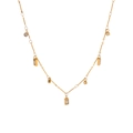 Dettaglio della collana in acciaio al titanio dorato con pendenti in zircone rettangolari - Oro 18K / Stile Pendente Geometrico Oro (NB-N1084)