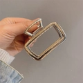 Detailaufnahme einer quadratischen Metall-Haarklammer in glänzendem Silber für Damen - Bogen Rechteck / Gold