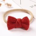 Détail d'un nœud en velours côtelé rouge sur bandeau en nylon pour bébés - Velours côtelé