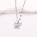 Détail d'un pendentif papillon argenté avec zircon sur une chaîne à maillons plats - Style 4-Papillon Incrusté de Zircon Or Blanc