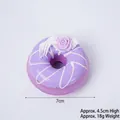 Magnete da frigo a forma di ciambella viola in PU con decorazione rosa di diametro 7cm - Viola-Fiore