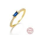 Dettaglio dell'anello in argento S925 dorato con pietra blu rettangolare e piccoli zirconi - US 8 / Oro-Zircone Blu