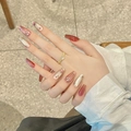 Detalle de uñas postizas de lujo con degradado rojo rosa y brillantes piedras rosas - Extra Pequeño (XS) / Ataúd Mediano