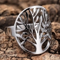 Detailsicht des silbernen Lebensbaum Rings auf natürlichem Baumrinden Hintergrund - US 7 / Stahlfarbe
