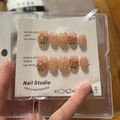 Handgefertigte Press-on-Nägel in Nude-Rosa mit handgemalten Tulpen und floralem Glitzer - L / Kurz Quadratisch Rund - Mittelfinger Ein Blütenblatt