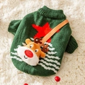 Pull de Noël vert forêt pour animaux avec sac renne 3D sur tapis en fausse fourrure blanche - Pull de Renne Vert