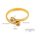 Detalle de brazalete de acero de titanio dorado con diseño Tubogas y diamantes pavé - Dorado