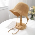 Detail van ademende strooien zonnehoed textuur met kinband op houten standaard - M (56-58cm) / Khaki