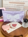 Beauty case in raso viola con fiocco ricamato bianco e cerniera con perla elegante - Medio / Viola