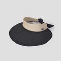 Detail eines Sommer-Sonnenhuts mit gewebtem Band, Metall-Logo-Plakette und schwarzer Schleife - M (56-58cm) / Schwarz