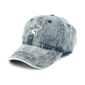 Détail de l'étoile à paillettes sur casquette de baseball en jean bleu délavé - Taille Unique Réglable / Bleu clair