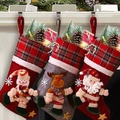 Trois chaussettes de Noël avec Père Noël, renne et bonhomme de neige sur cheminée - Lot de 3 grandes chaussettes à carreaux