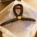 Détail d'une pince à cheveux en résine écaille de tortue avec logo en métal doré - 30# Pince à griffes-Café-Large (Etiquette CHALEN)