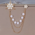 Spilla fiocco di neve dorata con catenine a strati e perle bianche eleganti e chic - Spilla con Nappa e Perla a Fiocco di Neve Dorata (Z294)