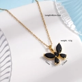 Elegante collana con ciondolo a farfalla dorata con ali in zircone nero e catena sottile - Nero