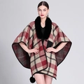 Poncho de cuadros para mujer con cuello de piel sintética negra y pompones decorativos - Cuadros Rojos
