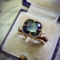 Vintage-Ring-Set mit grünem Smaragdschliff in Goldoptik in einer Luxus-Schmuckschatulle - Größe 6 / Gold