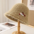 Sombrero de pescador de piel de conejo caqui con lazo rojo y cuenta decorativa - M (56-58cm) / Caqui (Estilo Etiqueta Satinada)