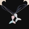 Pendentifs sirène dégradé rose bleu et blanc nacré avec chaîne en ruban bleu foncé - Dégradé Rose Bleu