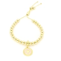 Détail du bracelet à billes dorées avec pendentif lettre W en émail rose et fermoir réglable - Lettre W