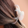 Pinza per capelli bianca opaca per capelli folti mostrata su una classica acconciatura - A Righe Bianche
