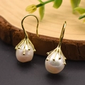 Elegante Barockperlen-Ohrhänger mit weißen irisierenden Perlen und goldenen Haken - Goldhaken Weiße Perle (925 Silberstift)