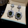 Macro di orecchini floreali in argento con cristallo verde e zirconi bianchi lucidi - Perno in Argento - Verde - Trasparente