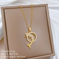 Detalle de un collar de delfín dorado con circonitas incrustadas en una caja de joyería - Estilo de Delfín Dorado (C341)