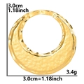 Detalle de pendiente martillado chapado en oro 18k con medidas de 3,0 cm y 3,4 g - Dorado