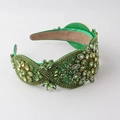 Dettaglio del cerchietto barocco con strass verde smeraldo e cristalli in stile vintage - Verde