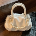 Borsa a mano bianca con plissé, manico in perle di marmo e catena in metallo - Bianco
