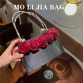 Detalle de bolso negro brillante con rosas 3D granates y asa de perlas - Negro