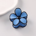 Pince à cheveux fleur bleue mate avec bordure noire et finition élégante en résine - Fleur Mate / Bleu Ciel