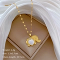 Nahaufnahme des goldenen Elefantenanhängers mit Katzenauge auf elegantem Display-Ständer - Goldener Elefantenanhänger (C410)